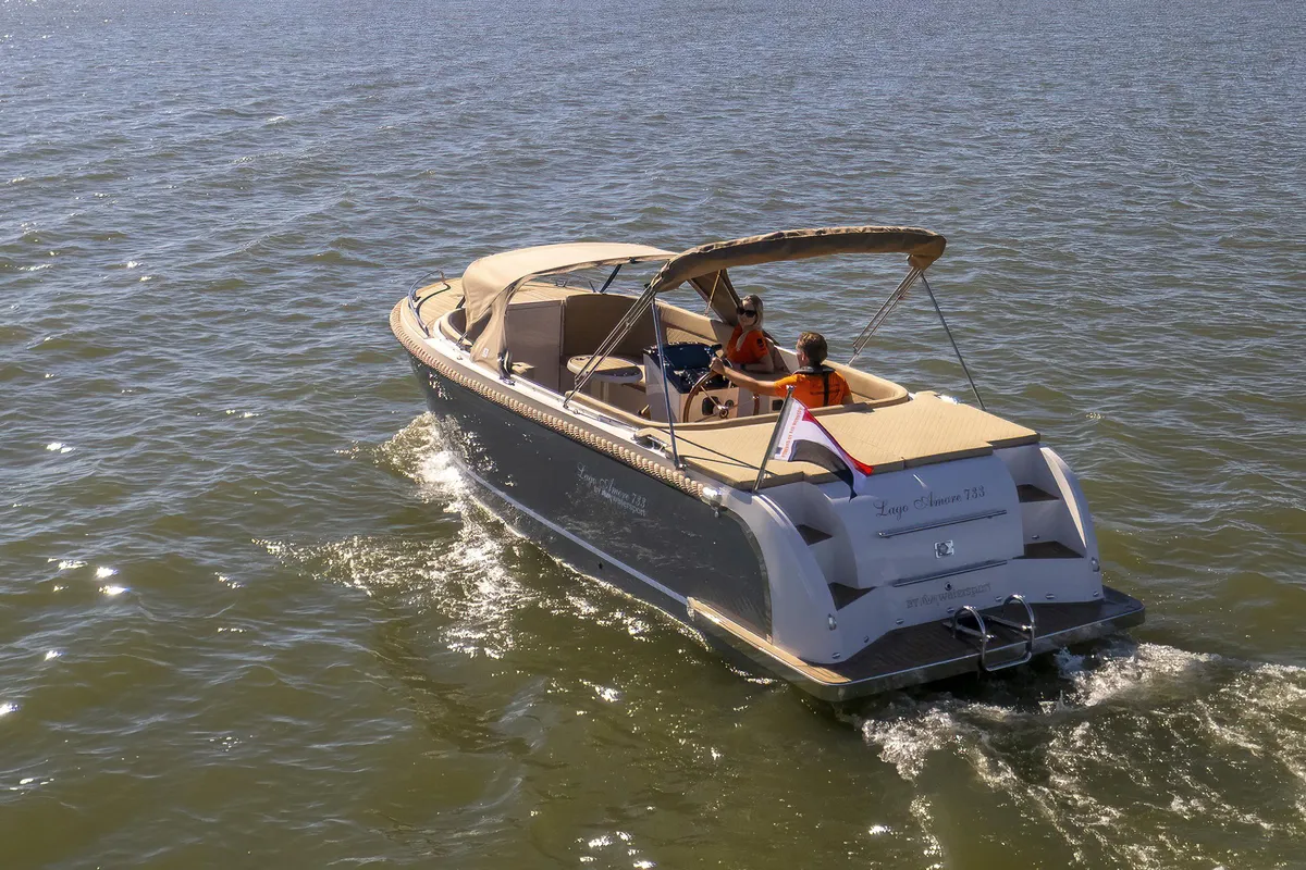 Lago Amore 733 Tender: Boot varend op water