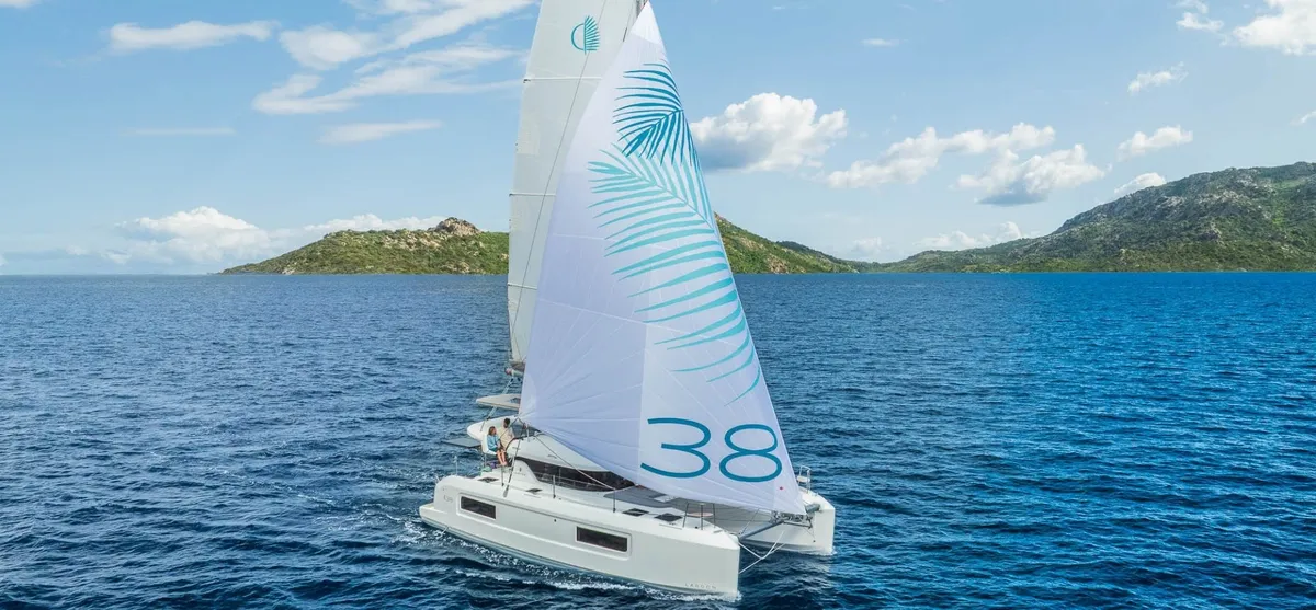 Lagoon 38: Catamaran met zeil op zee