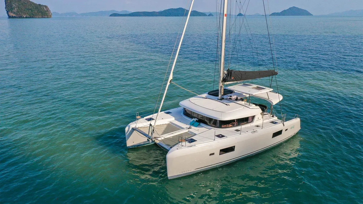 Lagoon 42 Millenium: Catamaran zeilboot op zee