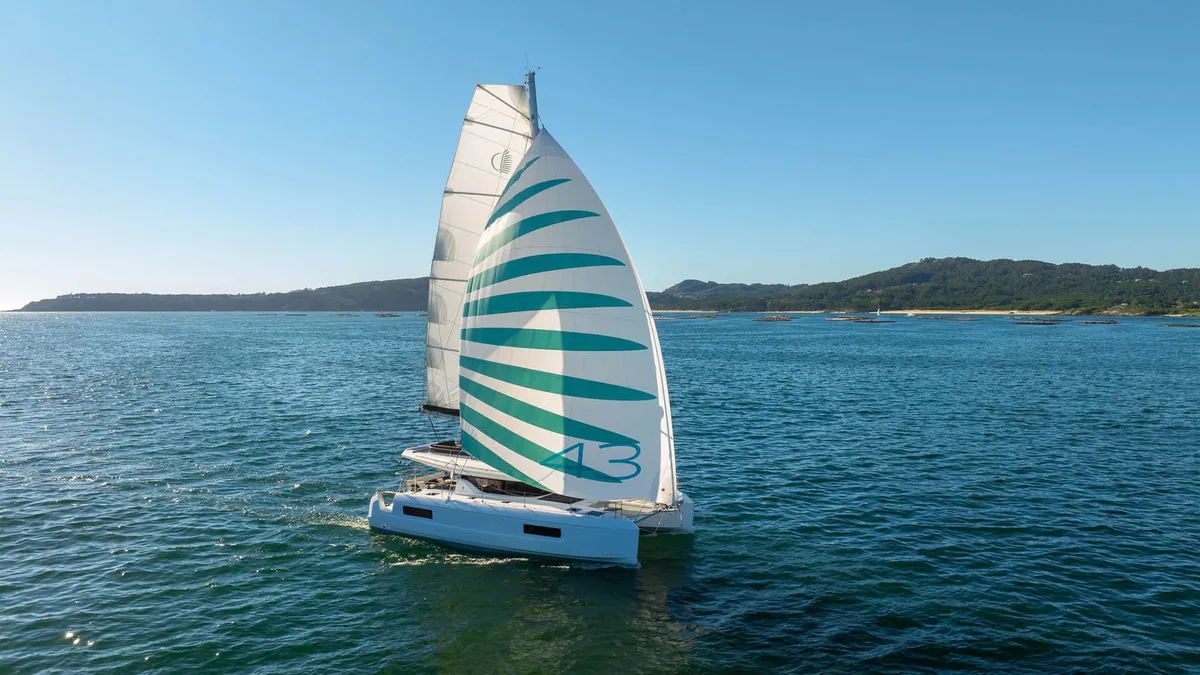 Lagoon 43: Catamaran zeilend op zee