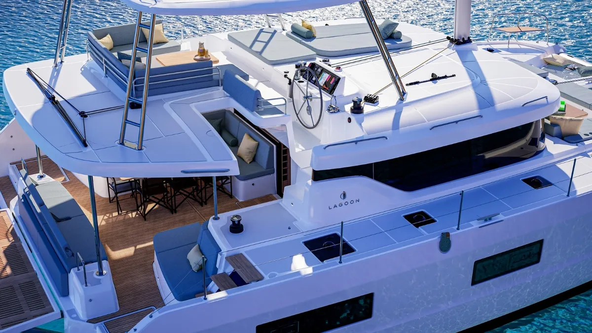Lagoon 47: Catamaran dek met loungezitjes