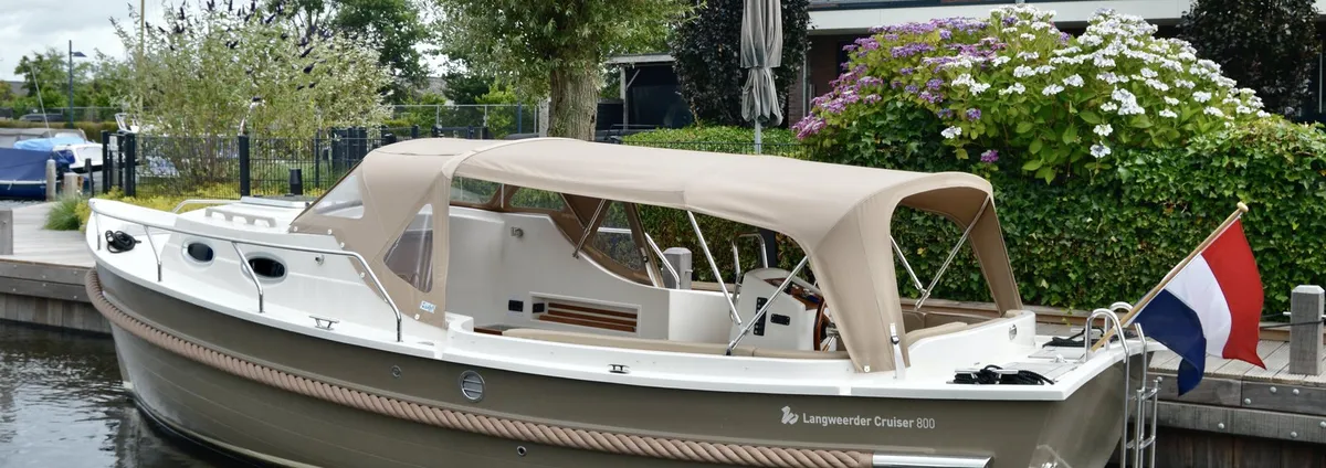 Langweerder Sloep Cruiser 800: Boot afgemeerd aan kade