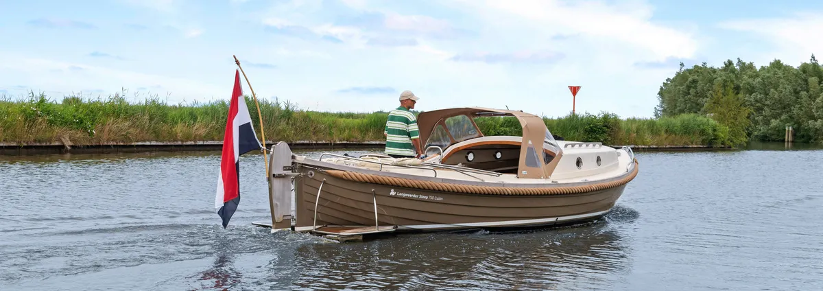 Langweerder Sloep 7.50 Cabin: Boot varend op vaarwater