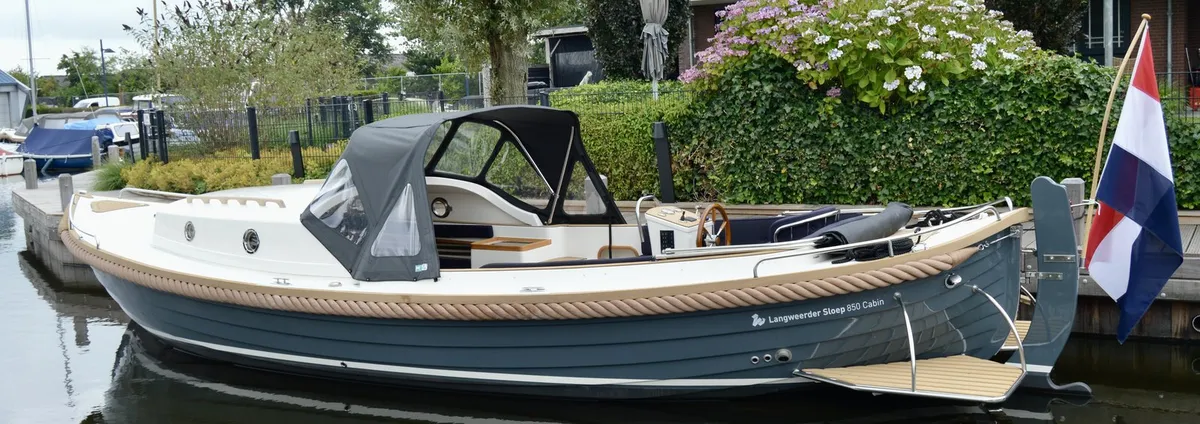 Langweerder Sloep 8.50 Cabin: Sloep afgemeerd bij steiger