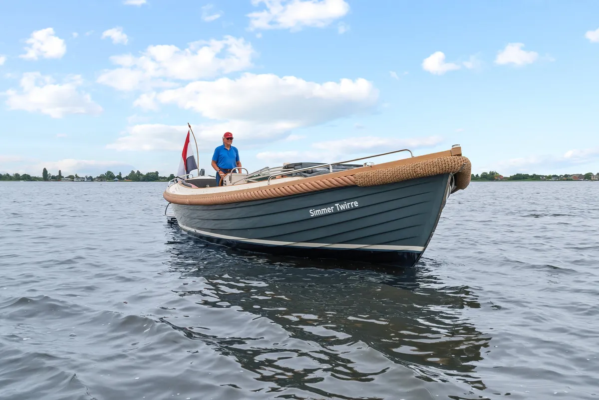 Langweerder Sloep 8.50 Classic: Boot op water met bestuurder