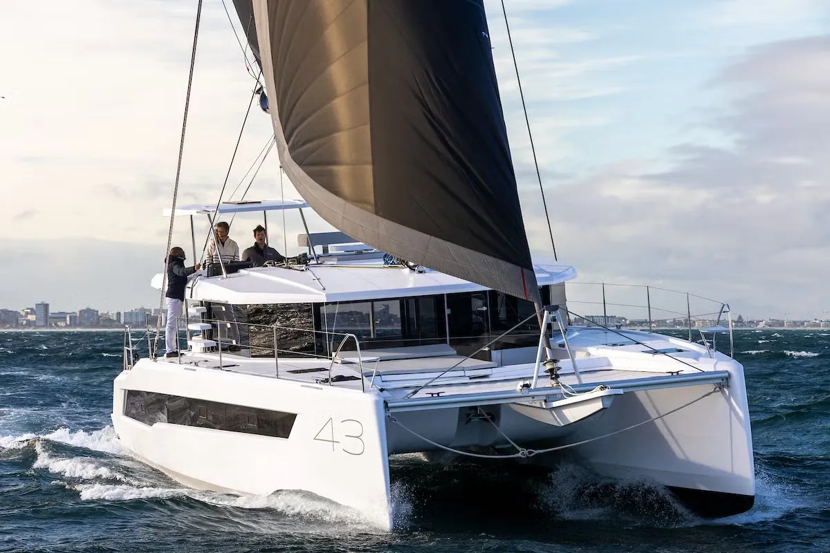 Leopard Catamarans 43: Catamaran zeilboot vaart op zee