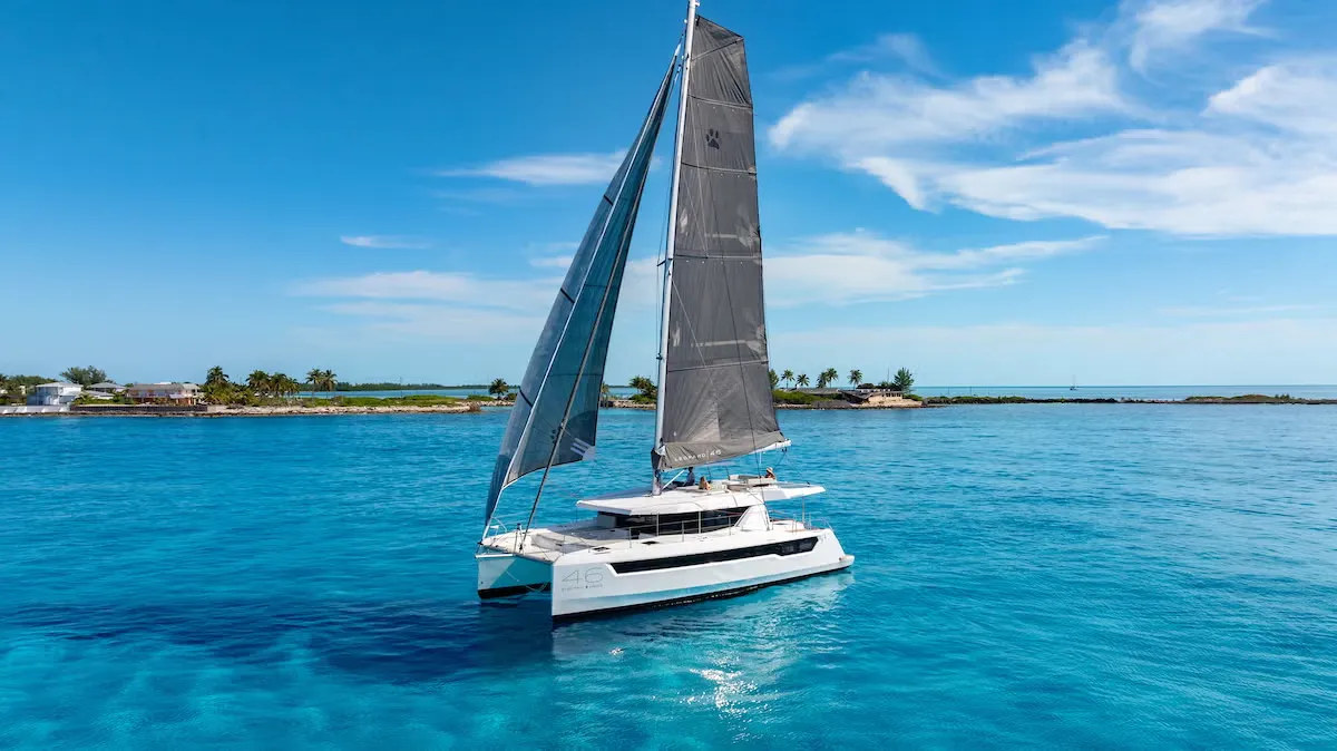 Leopard Catamarans 46: Catamaran zeilend op zee