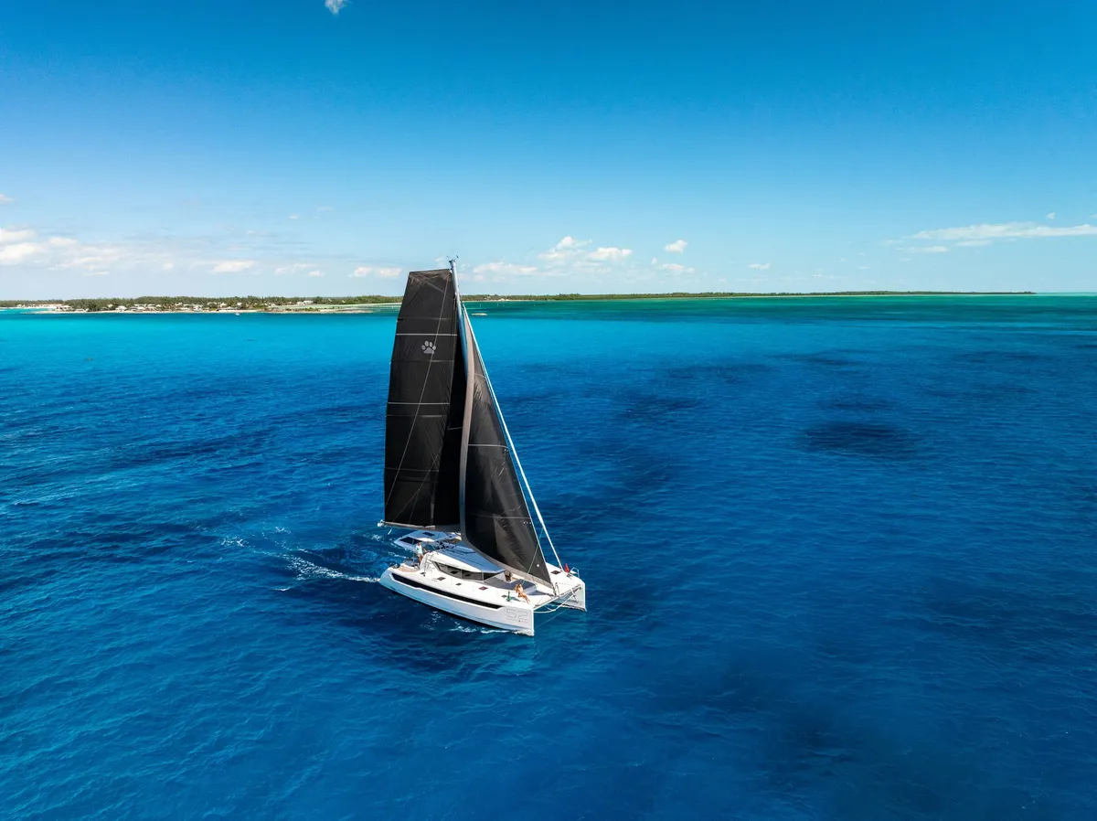 Leopard Catamarans 52: Catamaran zeilend op zee