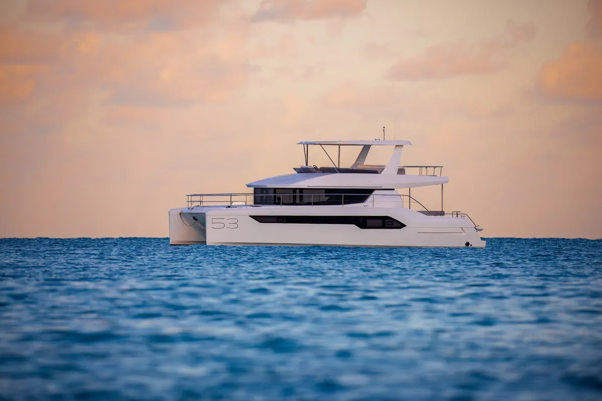 Leopard Catamarans 53PC: Catamaran varend op zee bij zonsondergan