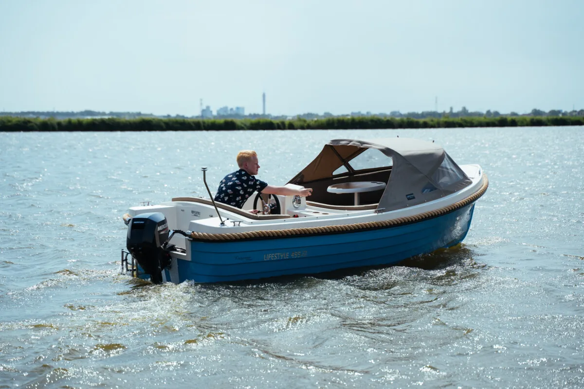 Lifestyle 495 Comfort: Boot varend op water