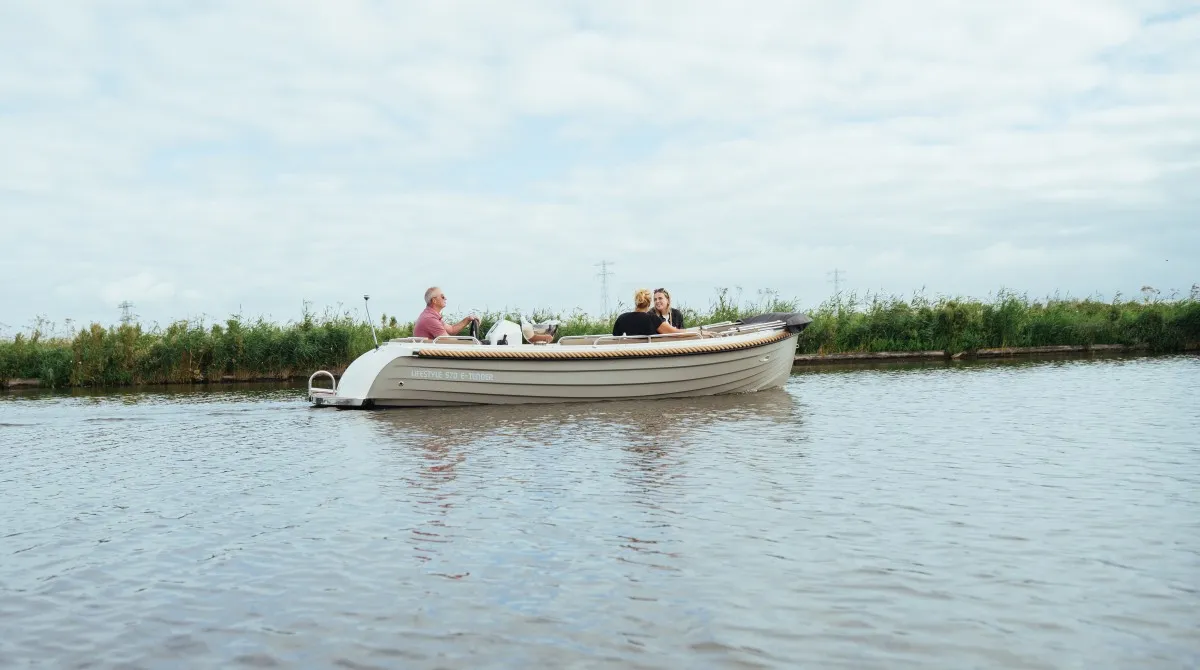 Lifestyle 570 e-Tender: Boot varend op water