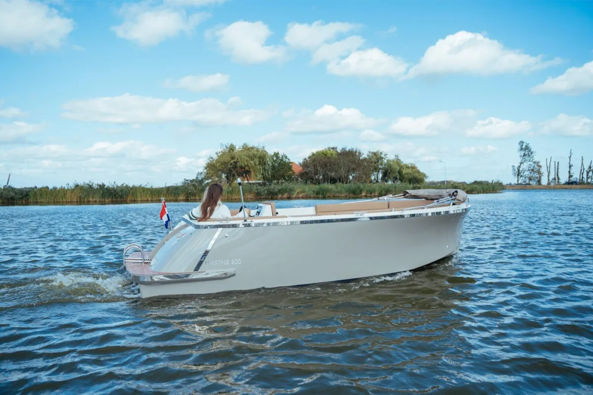 Lifestyle 600 Tender: Boot varend op water