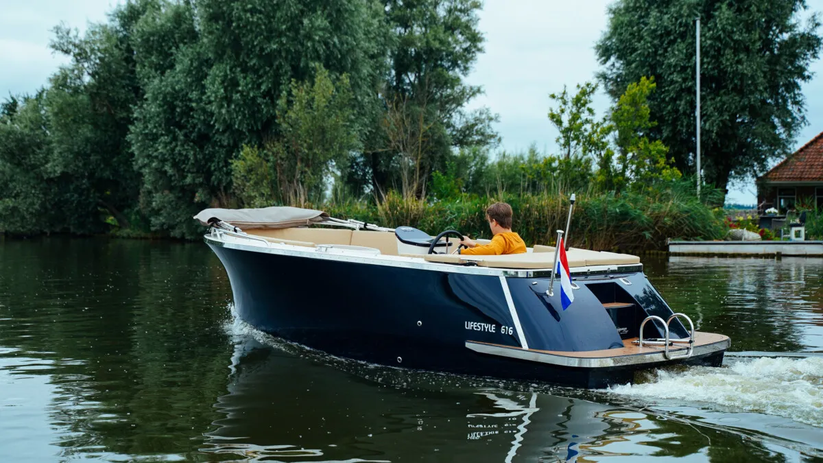 Lifestyle 616 Tender: Boot varend op water