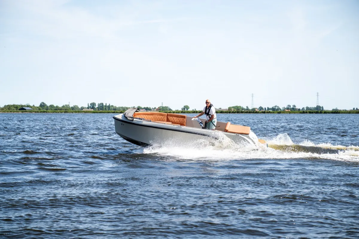 Lifestyle 625 Tender: Boot varend op water