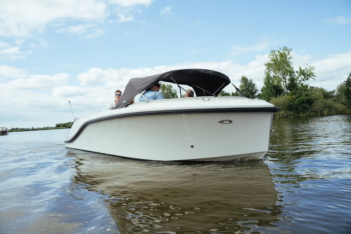 Lifestyle 626 e-Tender: Boot varend op water