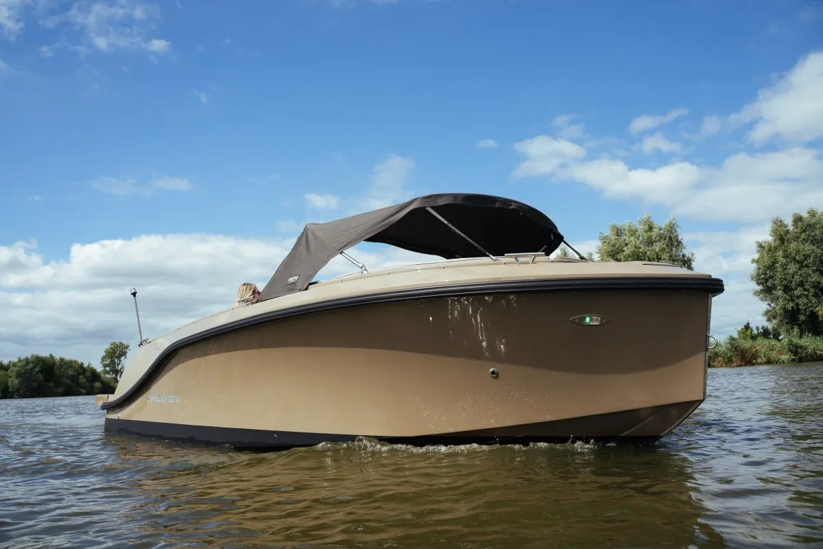 Lifestyle 626 Tender: Boot varend op water