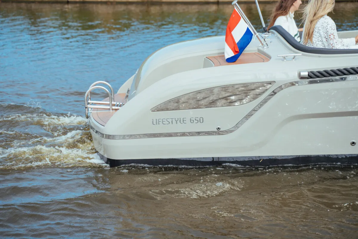 Lifestyle 650 Tender: Boot varend op water
