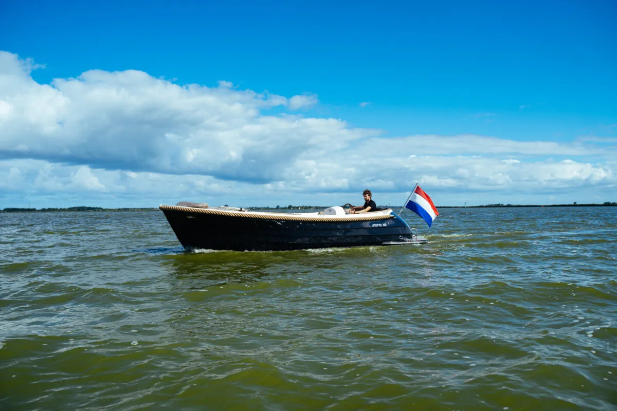 Lifestyle 700 Tender: Boot varend op water