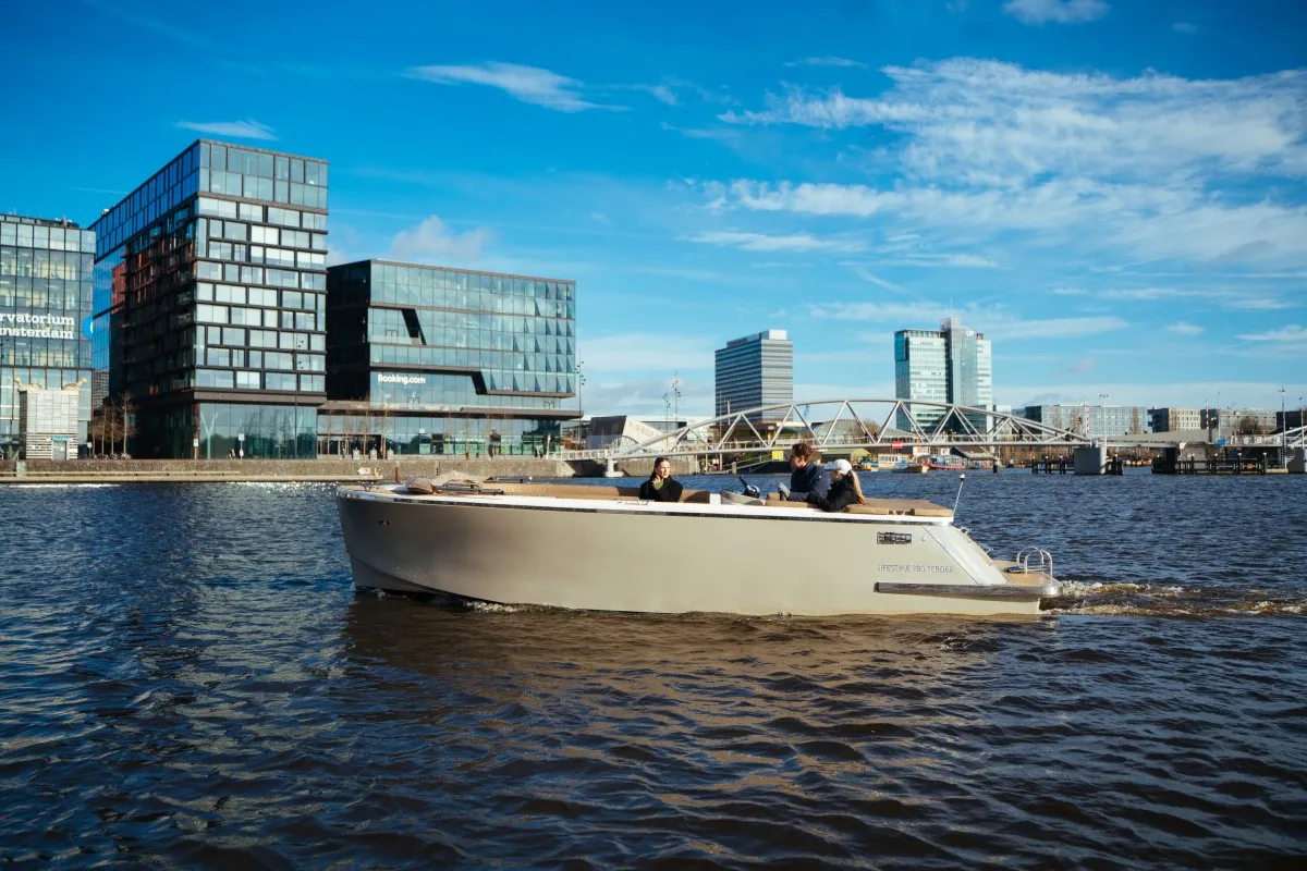 Lifestyle 780 Tender: Boot varend op water met stadsgezicht