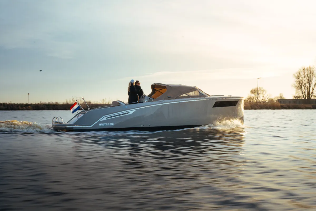 Lifestyle 818 Cabin: Boot varend op water