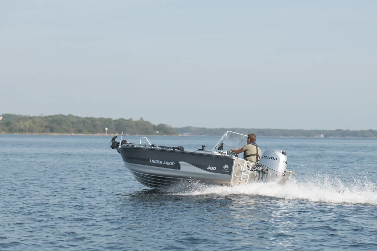 Linder Arkip 460: Boot varend op meer