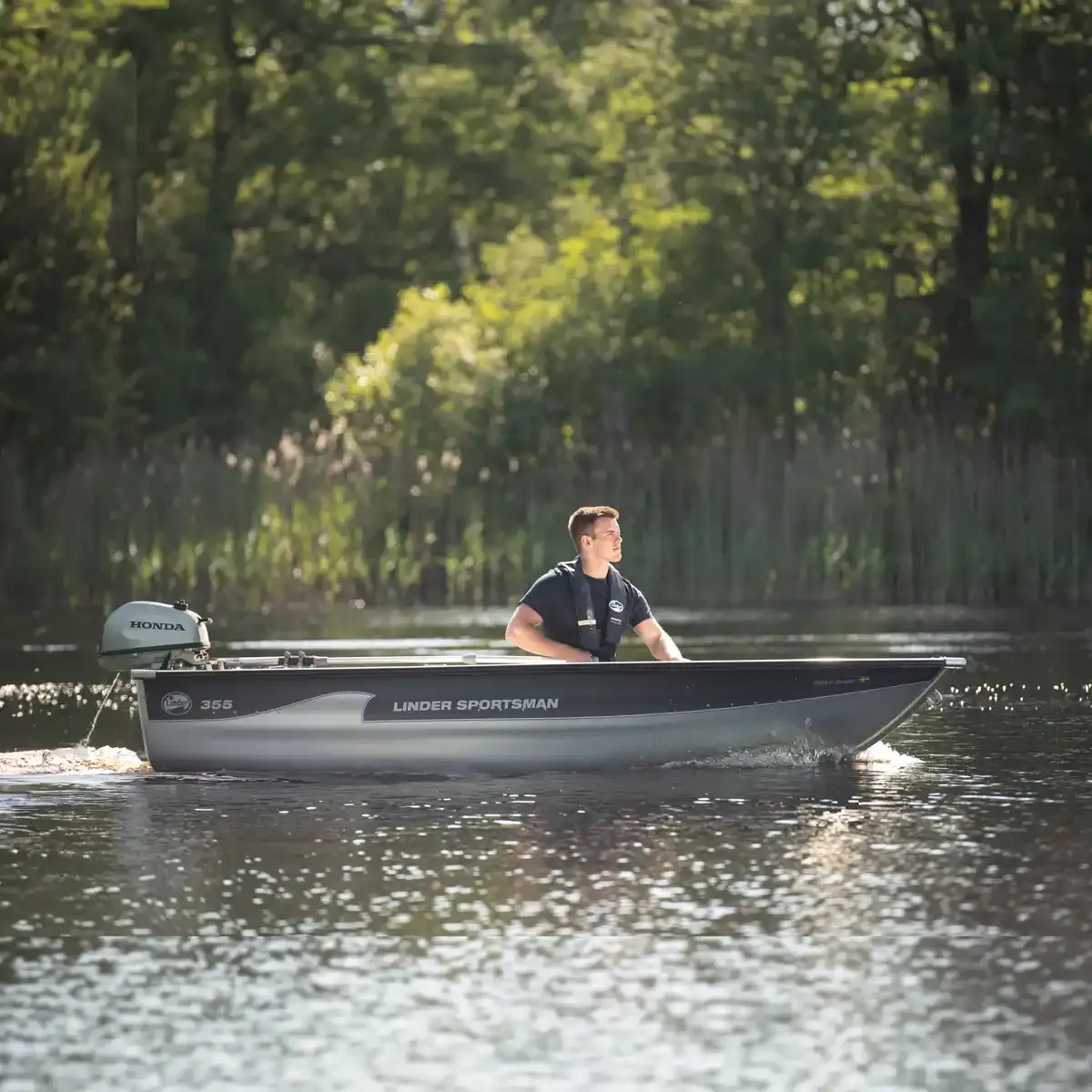 Linder Sportsman 355: Boot varend van opzij