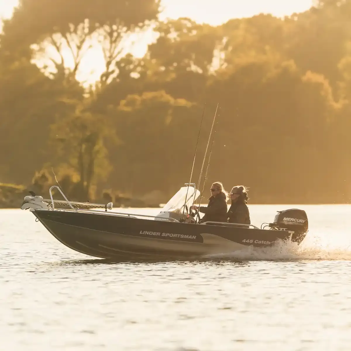 Linder Sportsman 445 Catch: Boot varend van opzij