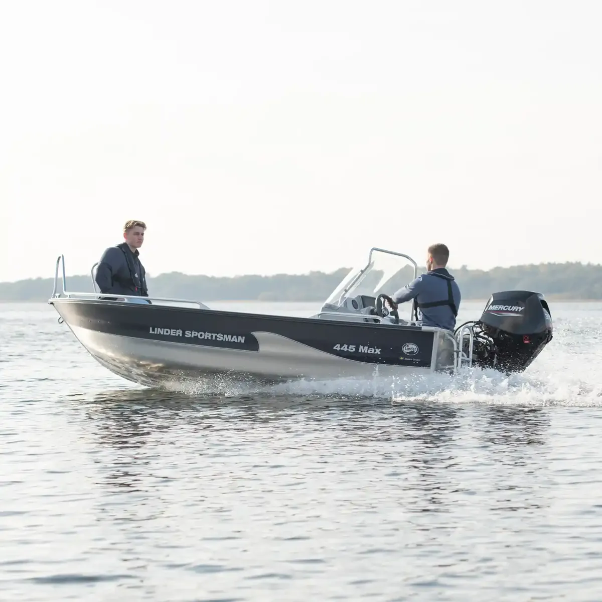 Linder Sportsman 445 Max: Boot varend van opzij