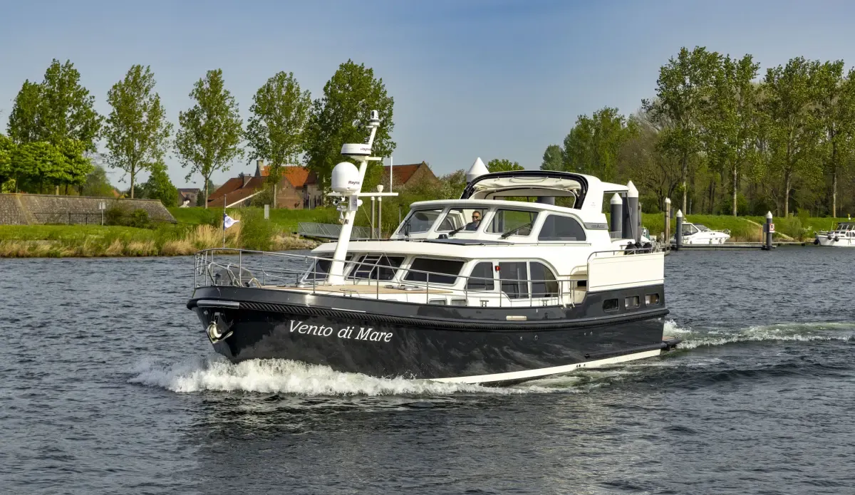Linssen Yachts Grand Sturdy 500 AC Variotop: Motorboot varend op water