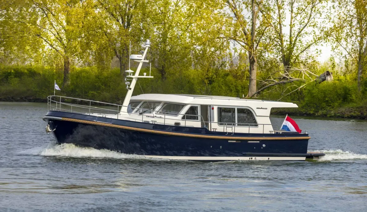 Linssen Yachts Grand Sturdy 500 Sedan Variodeck: Motorboot varend op water