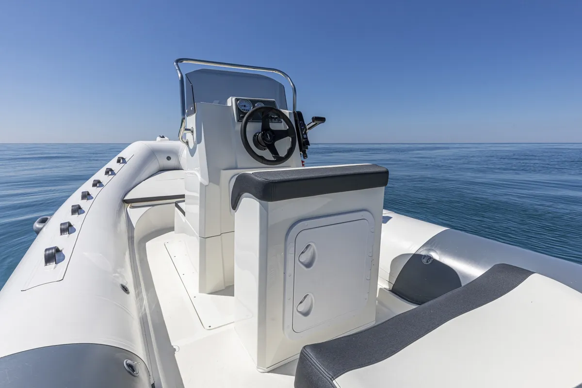 Lomac Euforia 580: Stuurstand met stuurwiel op boot