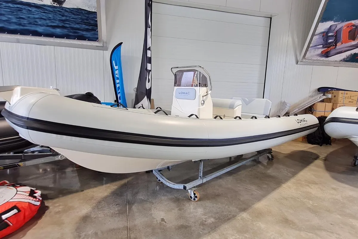 Lomac Euforia 600: Witte rubberboot in showroom