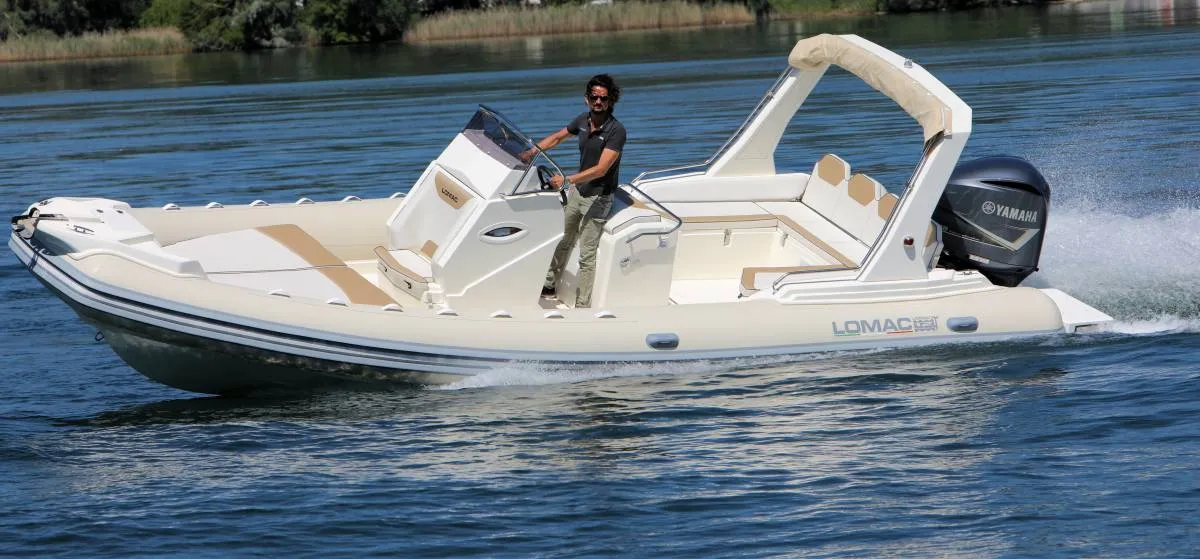 Lomac Euforia 850: Boot varend op water
