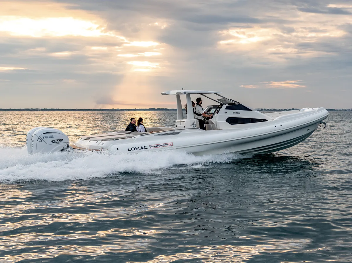 Lomac GranTurismo 12.5: Boot varend op zee