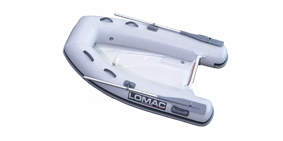 Lomac Tender 225: Rubberboot met peddel op wit