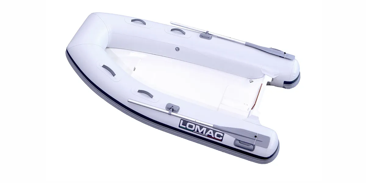 Lomac Tender 270: Opblaasboot met witte romp