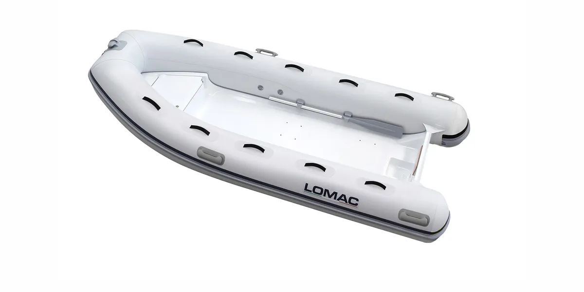 Lomac Tender 400: Rubberboot met opblaasbare rand op wit