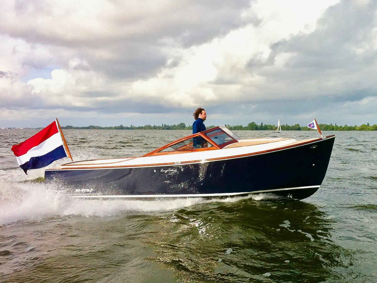 Long Island Yachts 25 Runabout: Boot varend met vlag