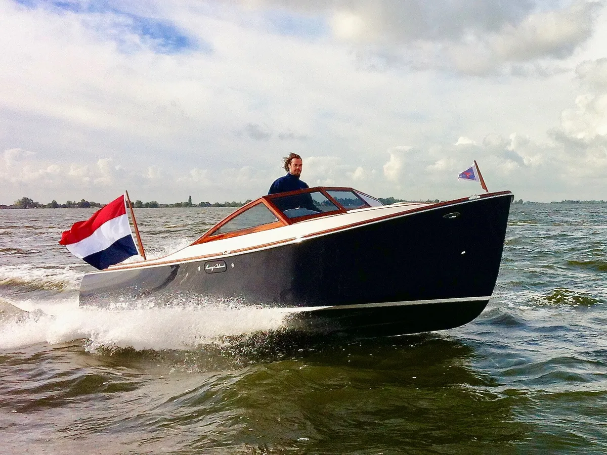Long Island Yachts 25 Runabout: Boot varend met vlag zijaanzicht