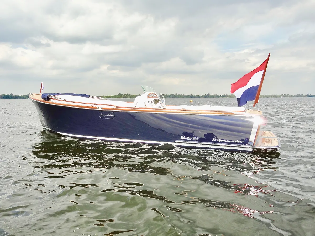 Long Island Yachts 25 Sportsman: Blauwe boot varend met vlag