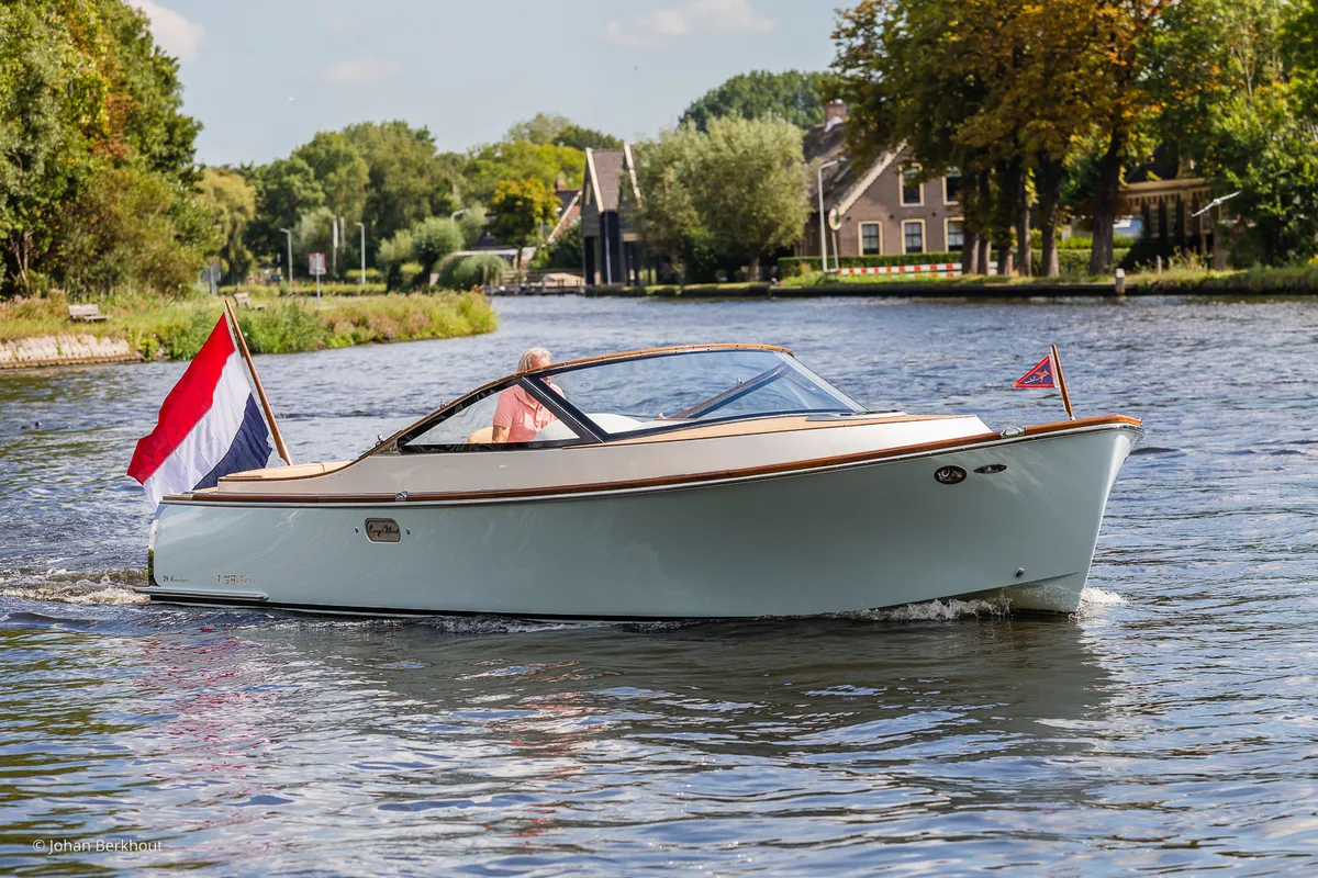Long Island Yachts 29 Runabout: Zijaanzicht varend op rivier