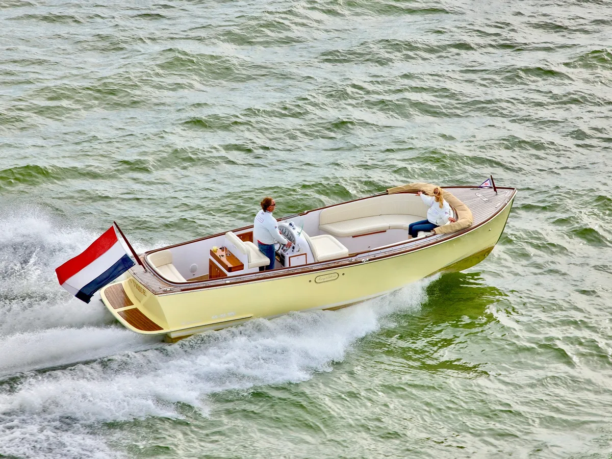 Long Island Yachts 29 Sportsman: Boot varend met vlag
