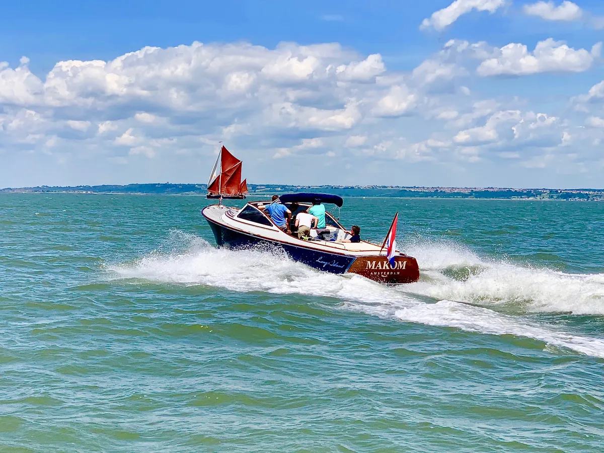 Long Island Yachts 33 Runabout: Boot varend op zee