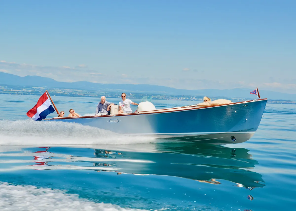 Long Island Yachts 33 Sportsman: Boot varend op meer