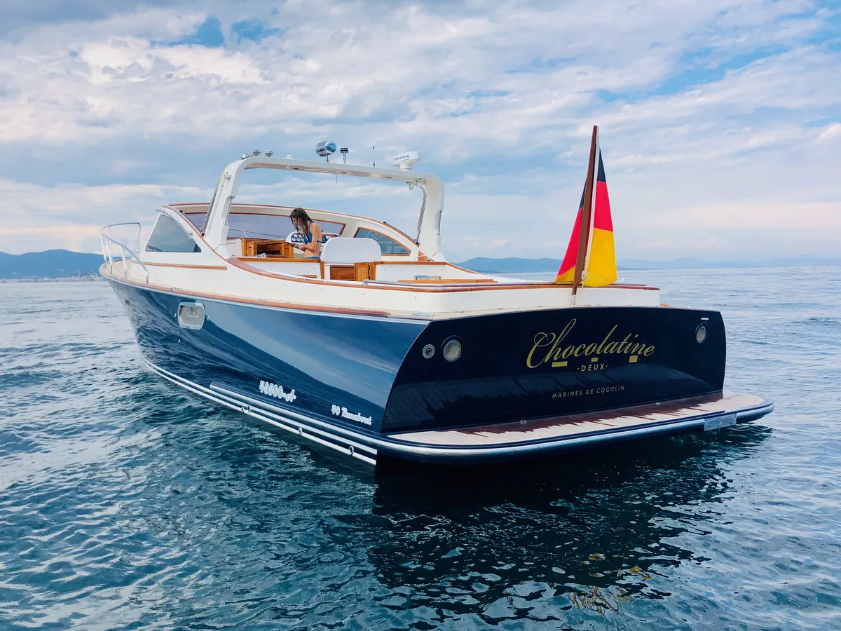 Long Island Yachts 40 Runabout: Boot op water met vlag