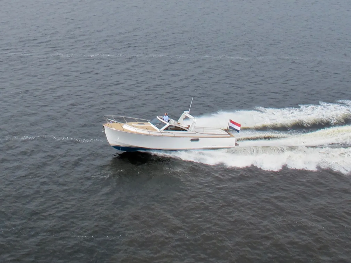 Long Island Yachts 40 Runabout: Zijaanzicht varend