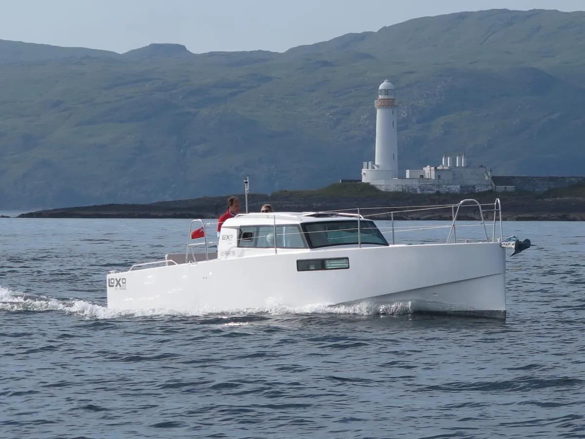 Loxo 32: Witte boot vaart op zee