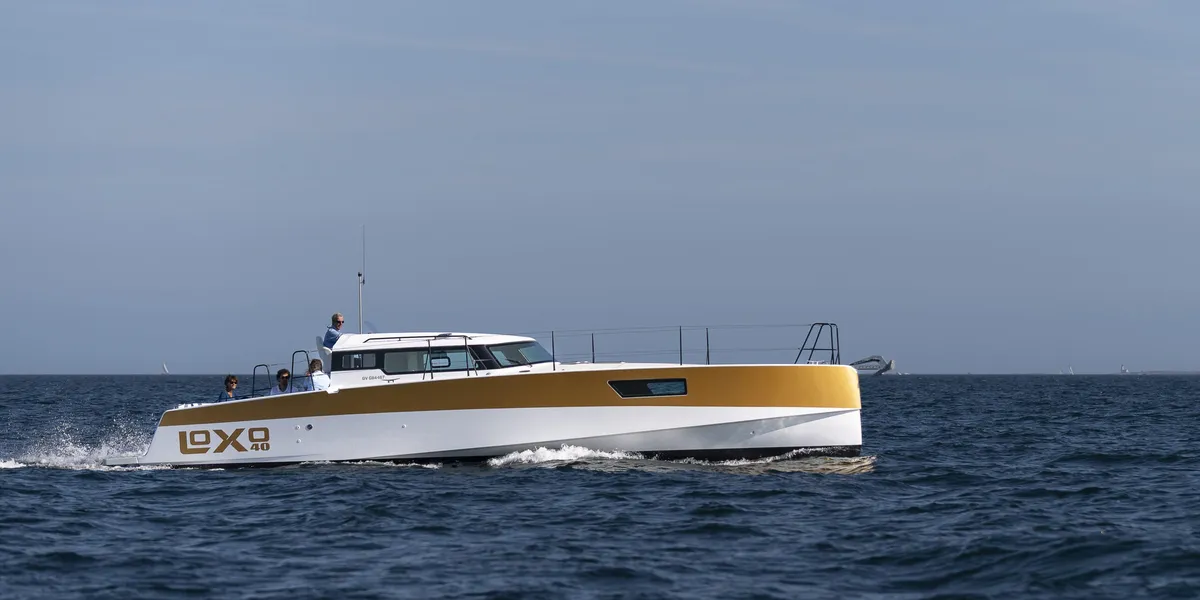 Loxo 40: Gele witte boot vaart op zee