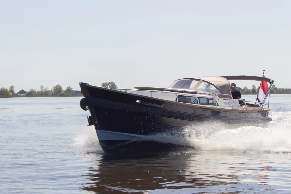 Makma Caribbean 36 MK2: Boot varend op water