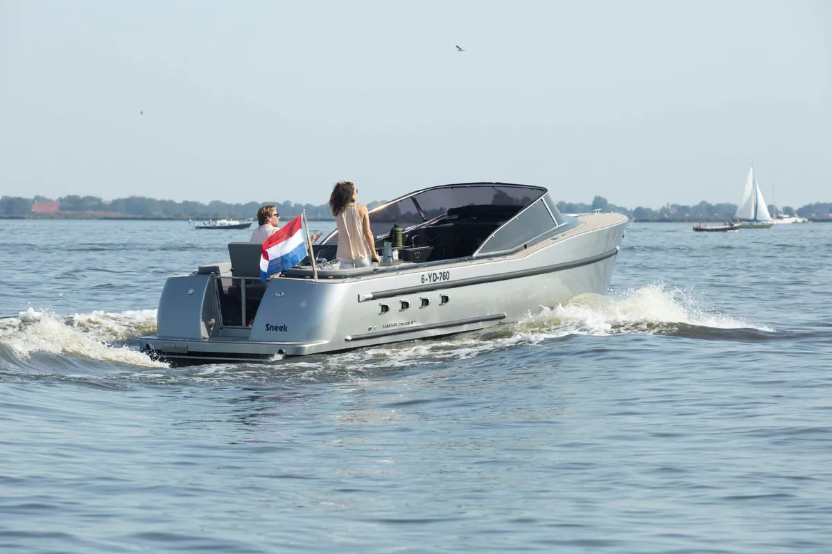 Makma Cayos 27: Boot varend op water